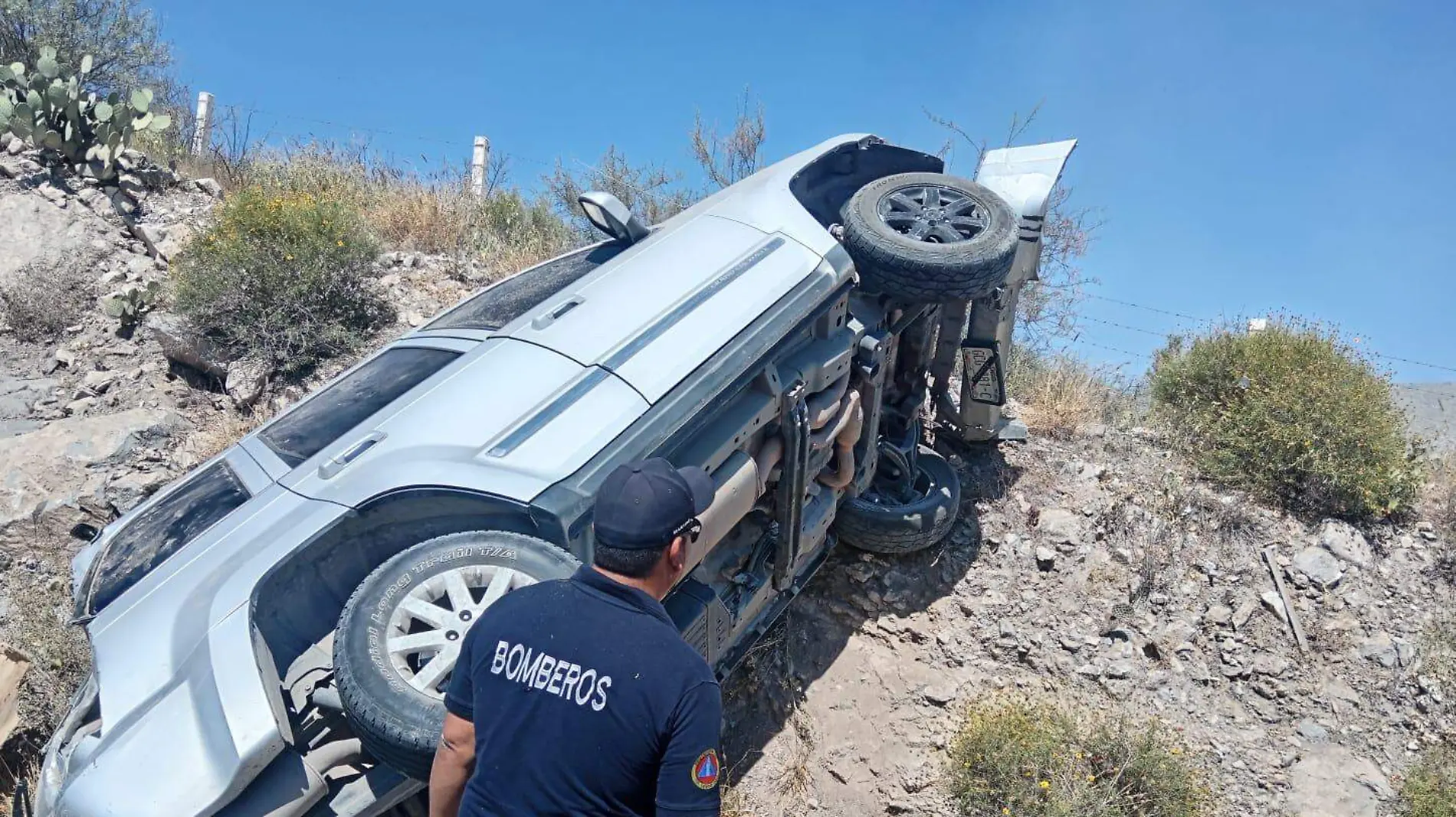 Matrimonio choca su camioneta contra cerro y vuelca en Lerdo